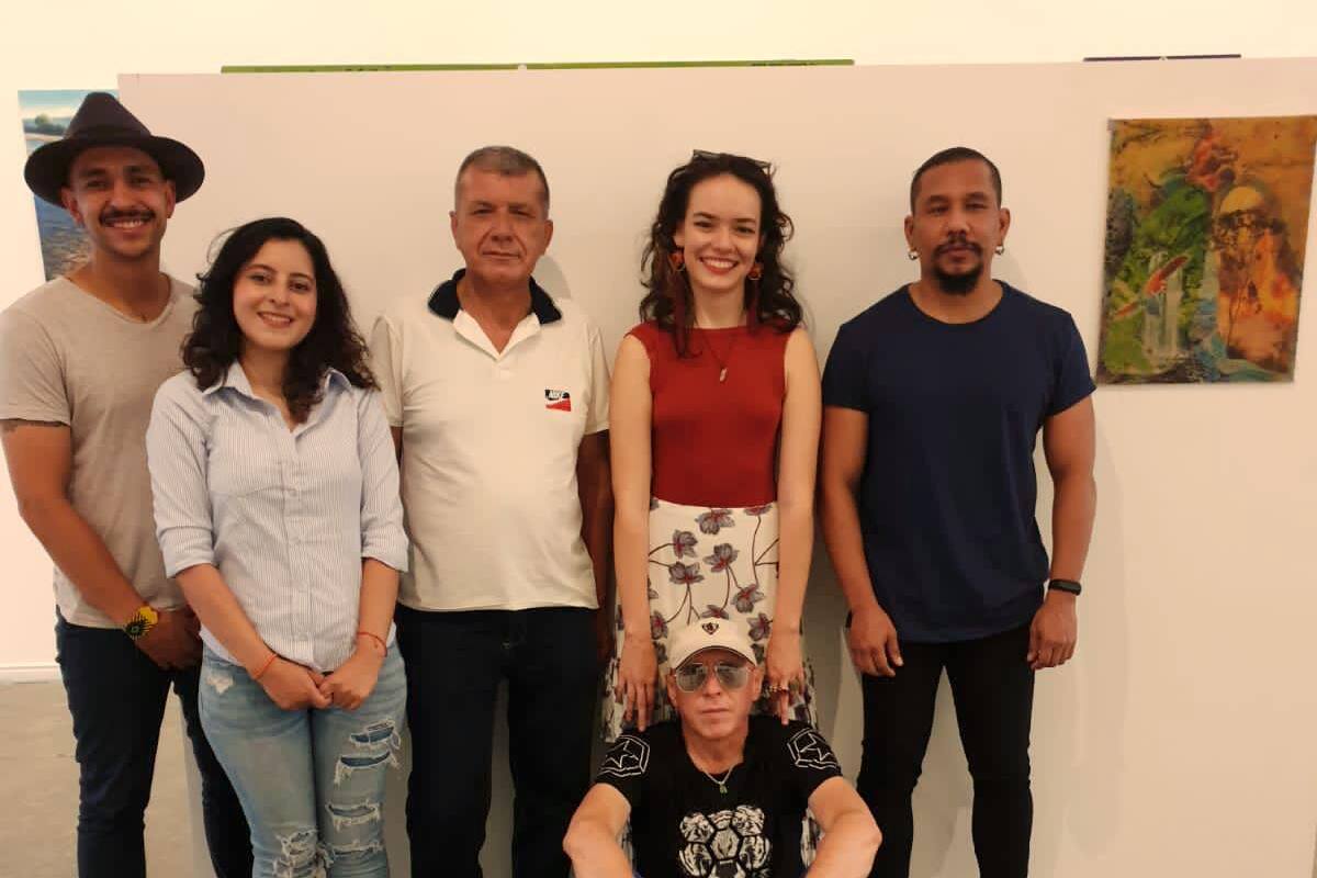 Daniel Criales, de Estados Unidos; Marcela Rodríguez, artista visual; Antonio Roa, Gabriela Peñaloza, gestora cultural de la bienal; Antonio Posón, de Santa Martha; y el director de la bienal Jorge Torres Gomez. Foto suministrada/VANGUARDIA
