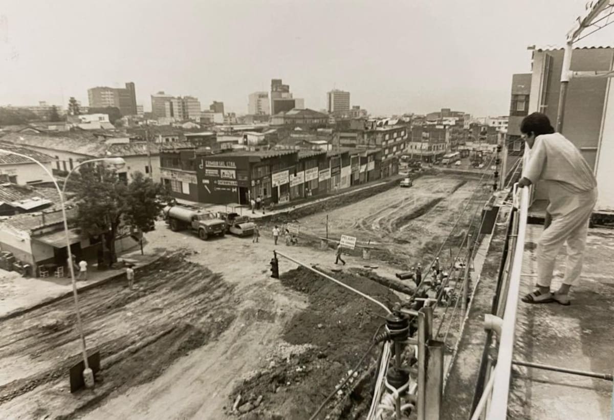 Avenida Quebradaseca, el pavimento de algunos sectores empezaron a ser levantados para efectuar la compactación y arreglo de la vía, en marzo de 1991.