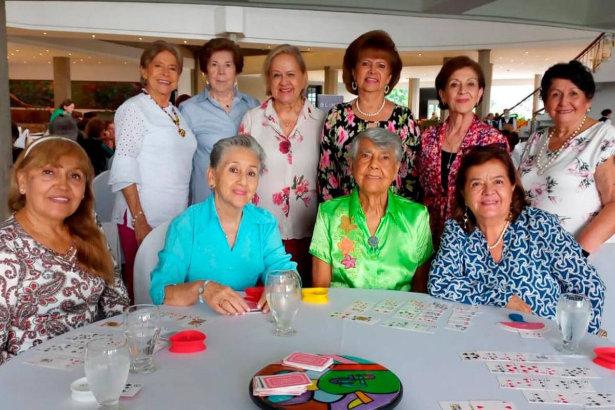 Nelly Gamboa , Lucila Lozano, Lilia de Cáceres y Eucaris Gallego, Isabel de Quintero, Mercedes Villamil, Beatriz de Uribe, Martha Ibarra de Cuadros, María Eugenia Harker y Carmenza de Idarraga.