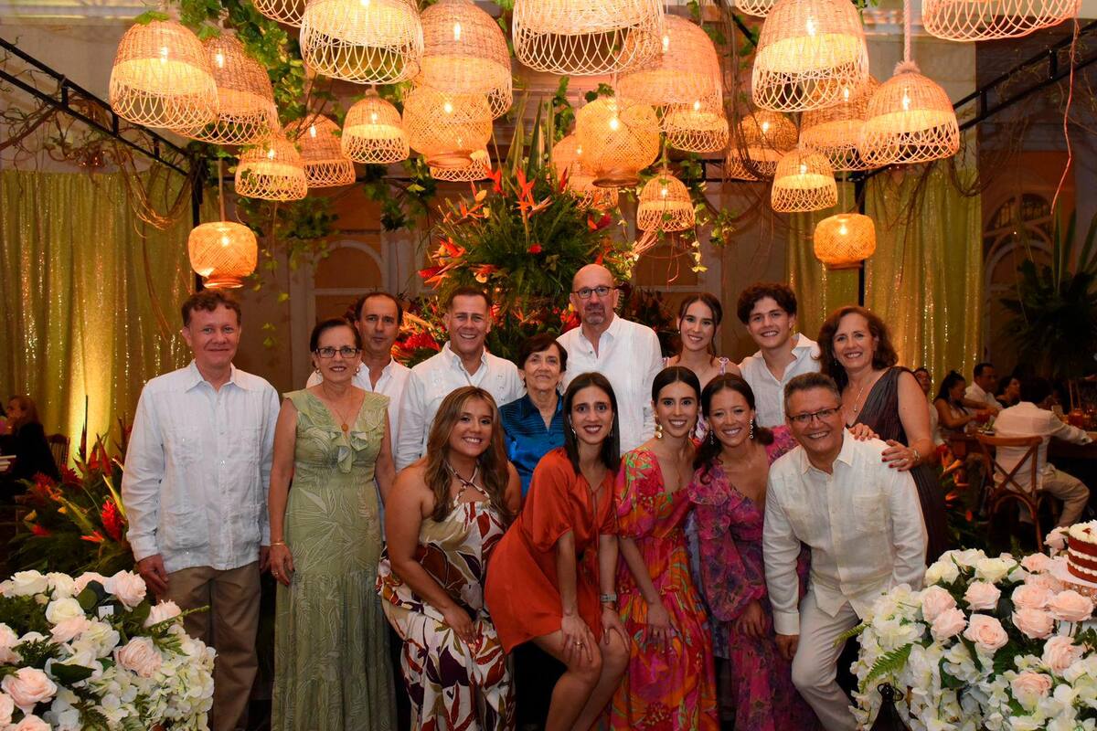 Javier Andrés Guerrero Martínez, Silvia Helena Guerrero Martínez, Hernando Rueda Rojas, Jorge Aurelio Guerrero Martínez (agasajado), Laura Camila Cote Guerrero, Isabel Martínez Chaparro, Natalia Andrea Rueda Guerrero, Óscar Eduardo Franco Plata, María Ximena Rueda Guerrero, Silvia Juliana Rueda Guerrero, Diana Carolina Cote Guerrero, Daniel Felipe Cote Guerrero, Javier Cote Sierra y Claudia Rocío Guerrero Martínez. Suministrada / VANGUARDIA