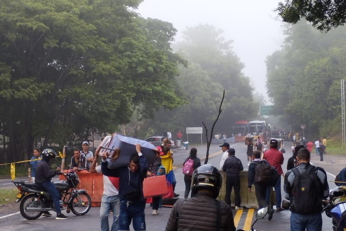 Protestas de comunidades impiden el paso entre Bucaramanga y Barrancabermeja