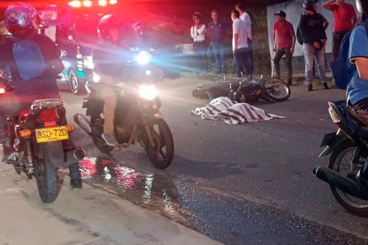 La hipótesis que manejan las autoridades de tránsito es la imprudencia del motociclista al adelantar en una vía de doble sentido lo que provocó su muerte. Suministrada / VANGUARDIA