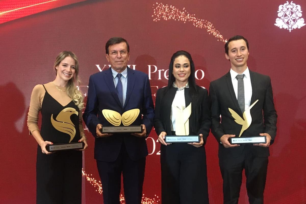 De izquierda a derecha: María Paula Cornejo, directora comercial internacional de la Fundación Cardiovascular de Colombia y ganadora del premio Halcón Dorado; Rafael Marín Valencia, presidente de Constructora Marval y ganador del premio Mariposa de Lorenz al empresario del año; Sandra Milena Manzano, vicepresidenta corporativa de CI Lagoverde y ganadora del premio Ave Fénix; y Giovanni Bonilla, fundador y gerente, ganador del premio Colibrí esmeralda.