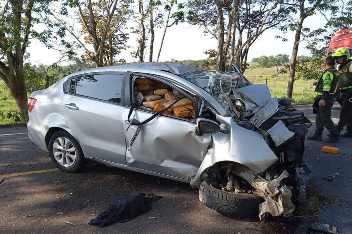 Chocó su vehículo cargado de droga, lo abandonó y huyó. Ocurrió en Cimitarra, Santander, Colombia. FOTO: SUMINISTRADA.