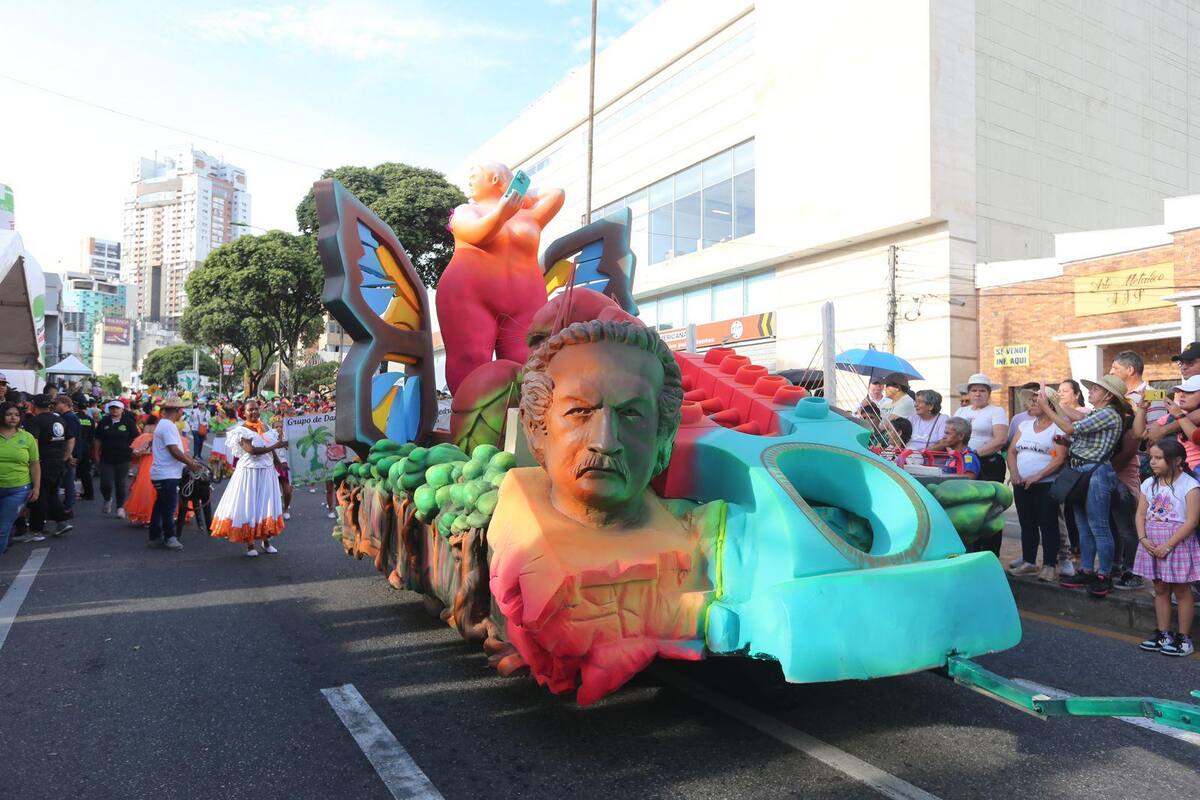 Carroza en el desfile principal de la 'Feria Bonita' de Bucaramanga.