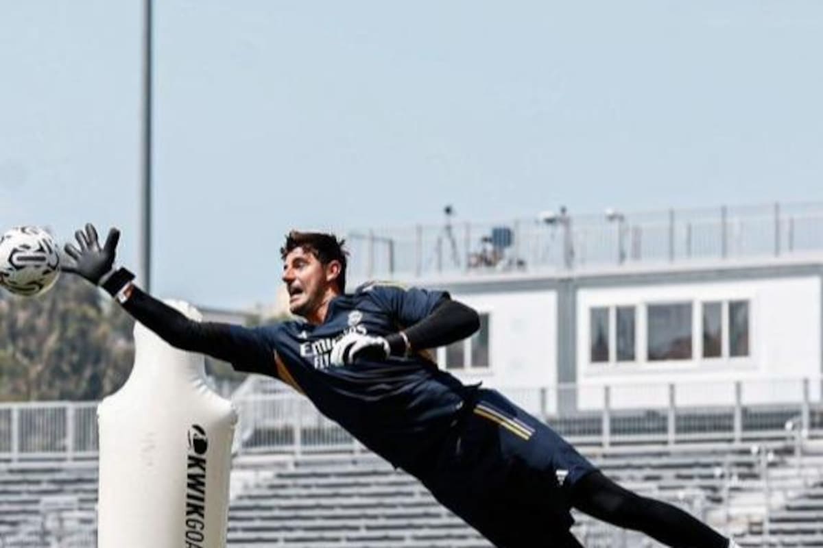 Thibaut Courtois entrenando con el Real Madrid de España.