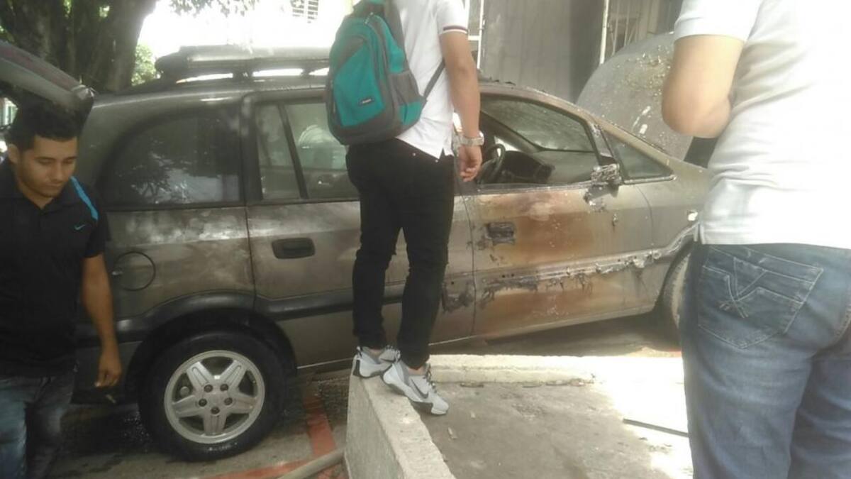 Se incendió vivienda mientras sus residentes asistían a una misa en Bucaramanga (Foto: Suministrada Andruv Saim /VANGUARDIA LIBERAL)