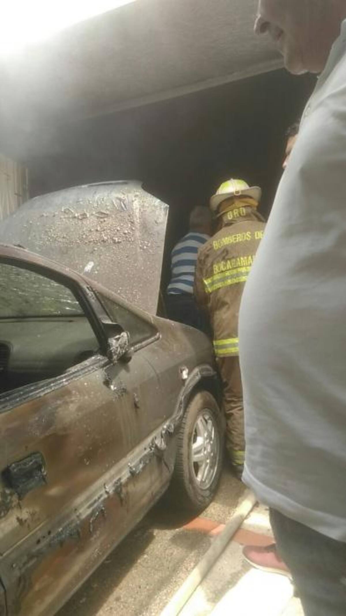 Se incendió vivienda mientras sus residentes asistían a una misa en Bucaramanga (Foto: Suministrada Andruv Saim /VANGUARDIA LIBERAL)