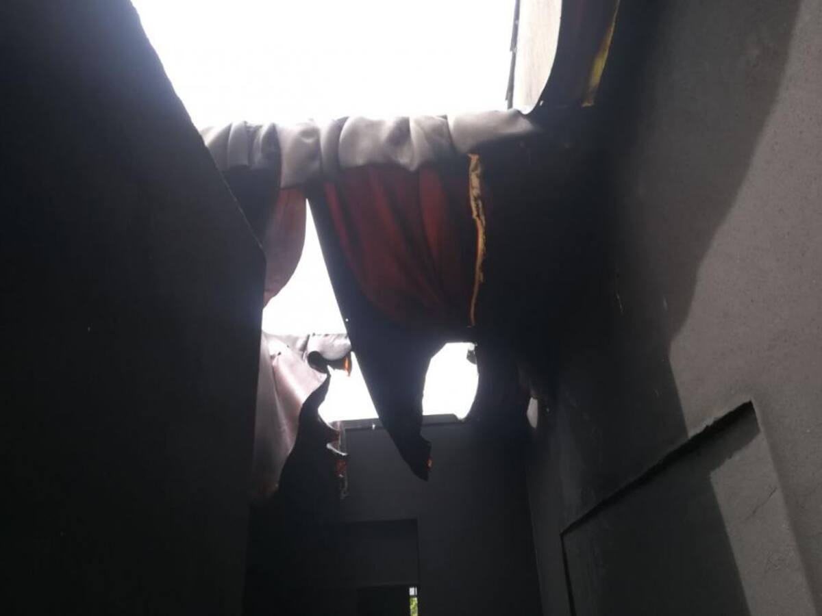 Se incendió vivienda mientras sus residentes asistían a una misa en Bucaramanga (Foto: Suministrada Andruv Saim /VANGUARDIA LIBERAL)