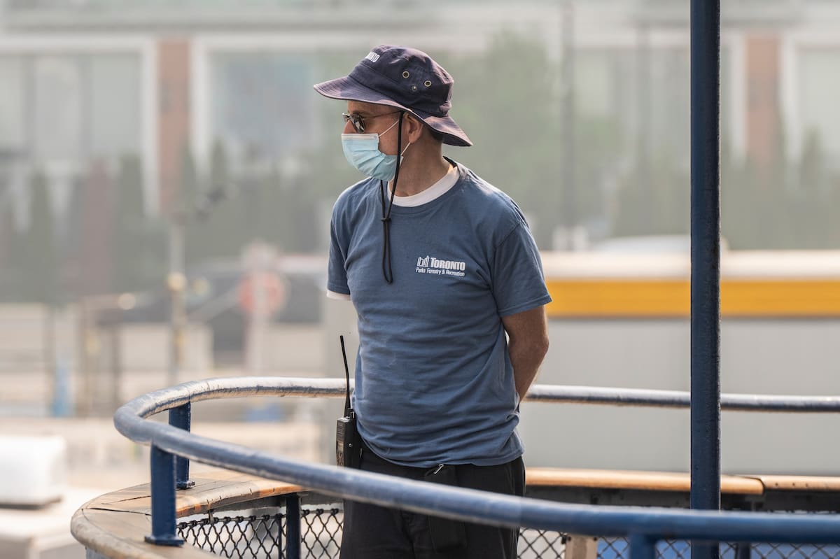TORONTO (Canada), 16/07/2026.- A City of Toronto worker wearing an N95 mask waits for passengers boarding a ferry to Toronto Island, Toronto, Ontario, Canada, 16 July 2026. Toronto has been ranked among the worst major cities in the world for air quality due to the smoke from wildfires burning in Northern Ontario. EFE/EPA/EDUARDO LIMA