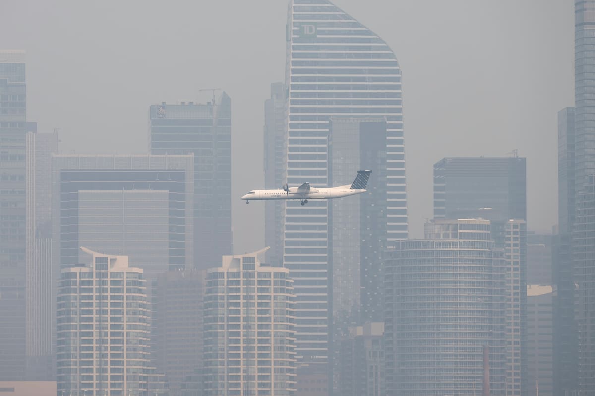 TORONTO (Canada), 16/07/2026.- An airplane preparing to land at Billy Bishop Toronto City Airport is seen against a hazy downtown Toronto skyline, Toronto, Ontario, Canada, 16 July 2026. Toronto has been ranked among the worst major cities in the world for air quality due to the smoke from wildfires burning in Northern Ontario. (Obispo) EFE/EPA/EDUARDO LIMA