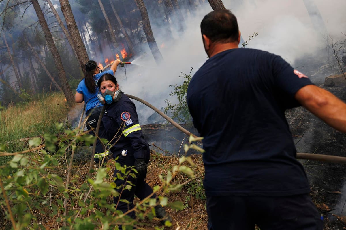 DERVENI (Greece), 30/06/2026.- Firefighters battle a wildfire burning in a forest area in Derveni, Oreokastro, Thessaloniki, Greece, 30 June 2026. The large fire in Derveni is ongoing, with firefighting forces having been significantly reinforced. Ten aircraft and three helicopters are carrying out continuous water drops. During the operation, the body of a man was discovered in a forested area near the border with Liti. (incendio forestal, Grecia, Salónica) EFE/EPA/ACHILEAS CHIRAS