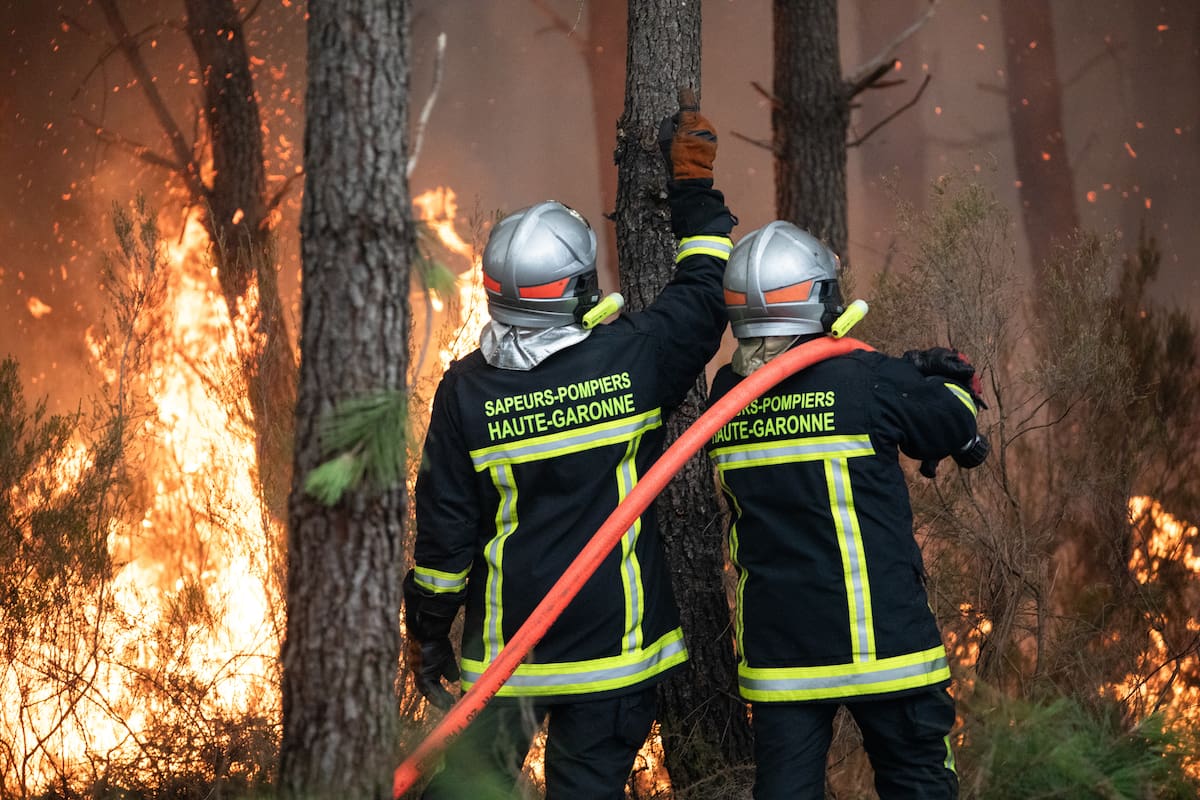 Marcheprime (France), 26/07/2026.- A crew of French firefighters is deployed to battle a wildfire spreading in Cestas-Pierroton, south-western France, 26 July 2026. According to a recent report from the French Ministry of the Interior, 167,000 people have been evacuated and at least 98,000 hectares have been burned since the beginning of the wildfires in and around Cap Ferret peninsula. (incendio forestal, Francia) EFE/EPA/SOPHIE GARCIA