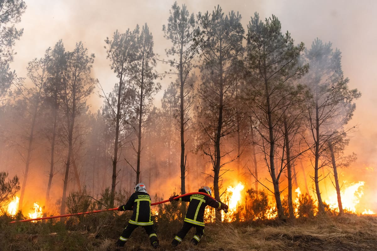 MARCHEPRIME (France), 27/07/2026.- French firefighters battle a wildfire spreading in Marcheprime, south-western France, 26 July 2026 (issued 27 July 2026). According to a recent report from the French Ministry of the Interior, 167.000 people have been evacuated and at least 98.000 hectares have been burned since the beginning of the wildfires in and around Cap Ferret peninsula. (incendio forestal, Francia) EFE/EPA/SOPHIE GARCIA