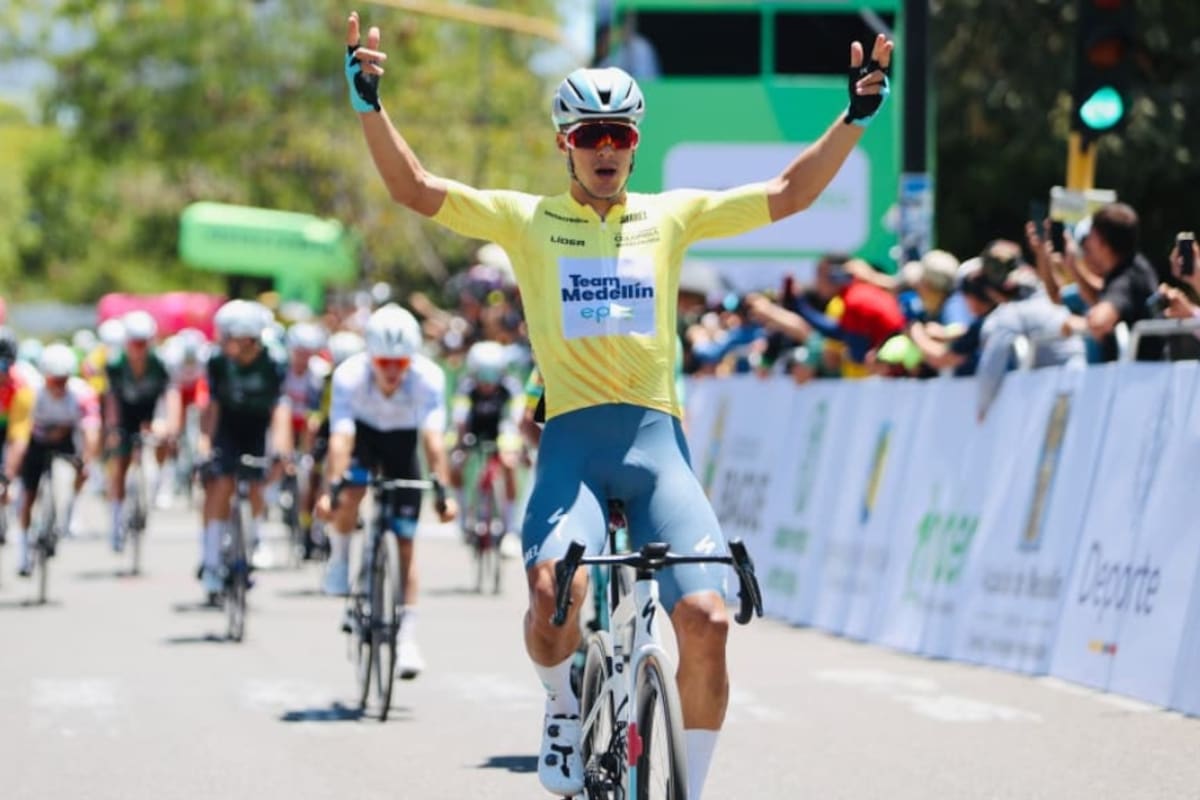 Wilmar Paredes no da tregua en la Vuelta a Colombia 2026: tercera victoria consecutiva y liderato en Neiva. Foto: Fedeciclismo