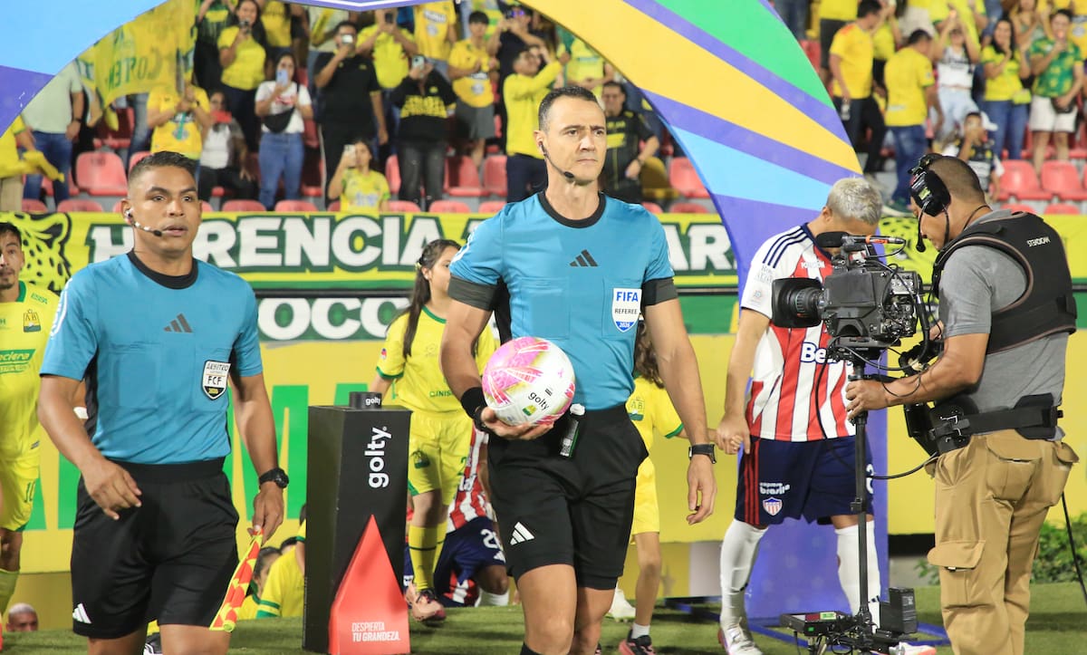 Wilmar Roldán fue el árbitro central en el compromiso entre Atlético Bucaramanga y Junior de Barranquilla. Foto: Jaime Moreno/Vanguardia