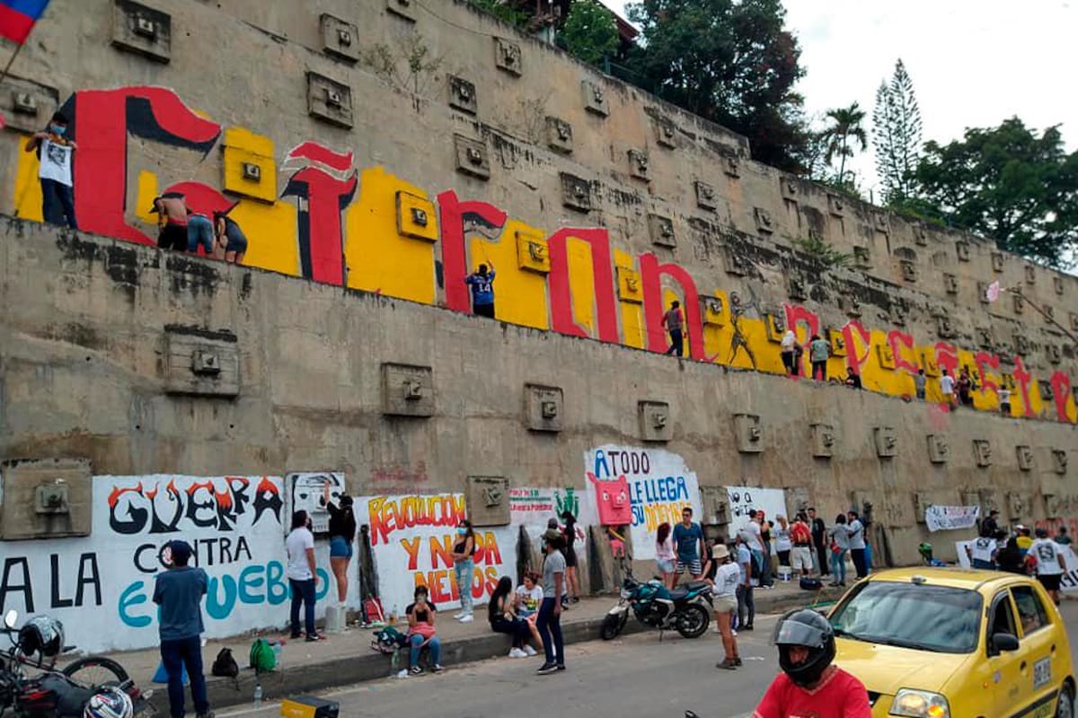 En inmediaciones del monumento conocido como ‘Puertas de Girón, sobre la autopista que conduce hacia Bucaramanga, ayer se llevó a cabo una jornada de muralismo. (Foto: Suministrada / VANGUARDIA)