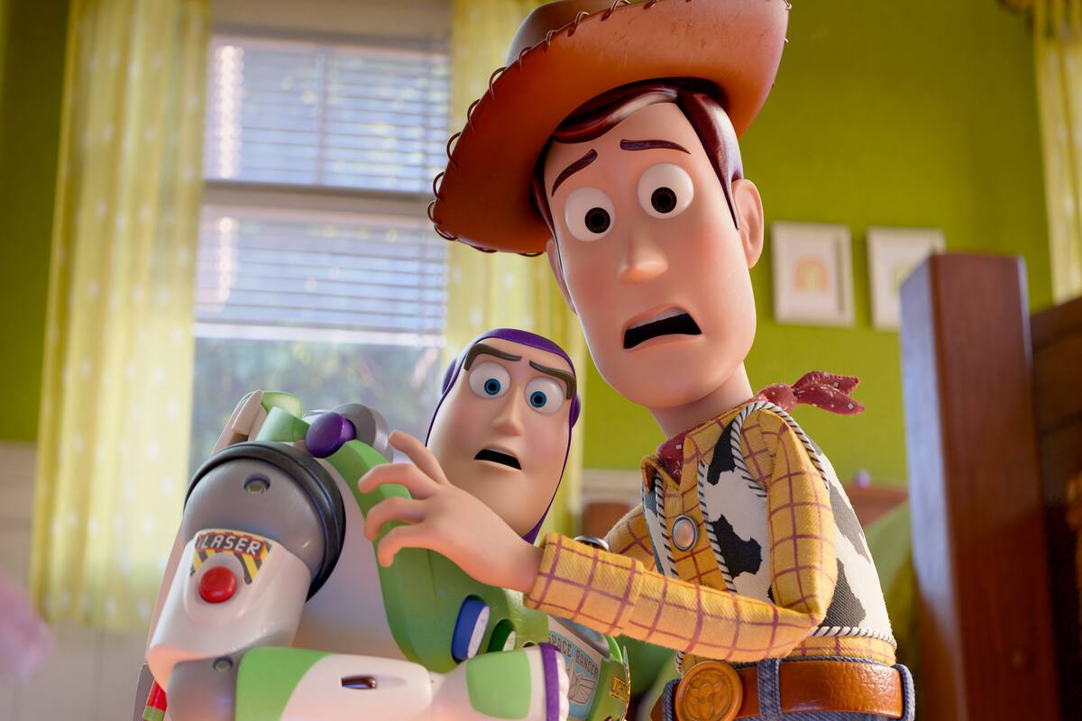 Imagen cedida por Walt Disney Studios que muestra un fragmento de la película 'Toy Story 5'. Un Woody calvo y el aguerrido Buzz Lightyear se reencontrarán para enfrentar a Lilypad, una tableta inteligente que amenaza con dominar la vida de los niños, según muestra el nuevo tráiler de 'Toy Story 5' revelado este jueves. EFE/ Walt Disney Studios /SOLO USO EDITORIAL/ NO VENTAS/ SOLO DISPONIBLE PARA ILUSTRAR LA NOTICIA QUE ACOMPAÑA (CRÉDITO OBLIGATORIO)