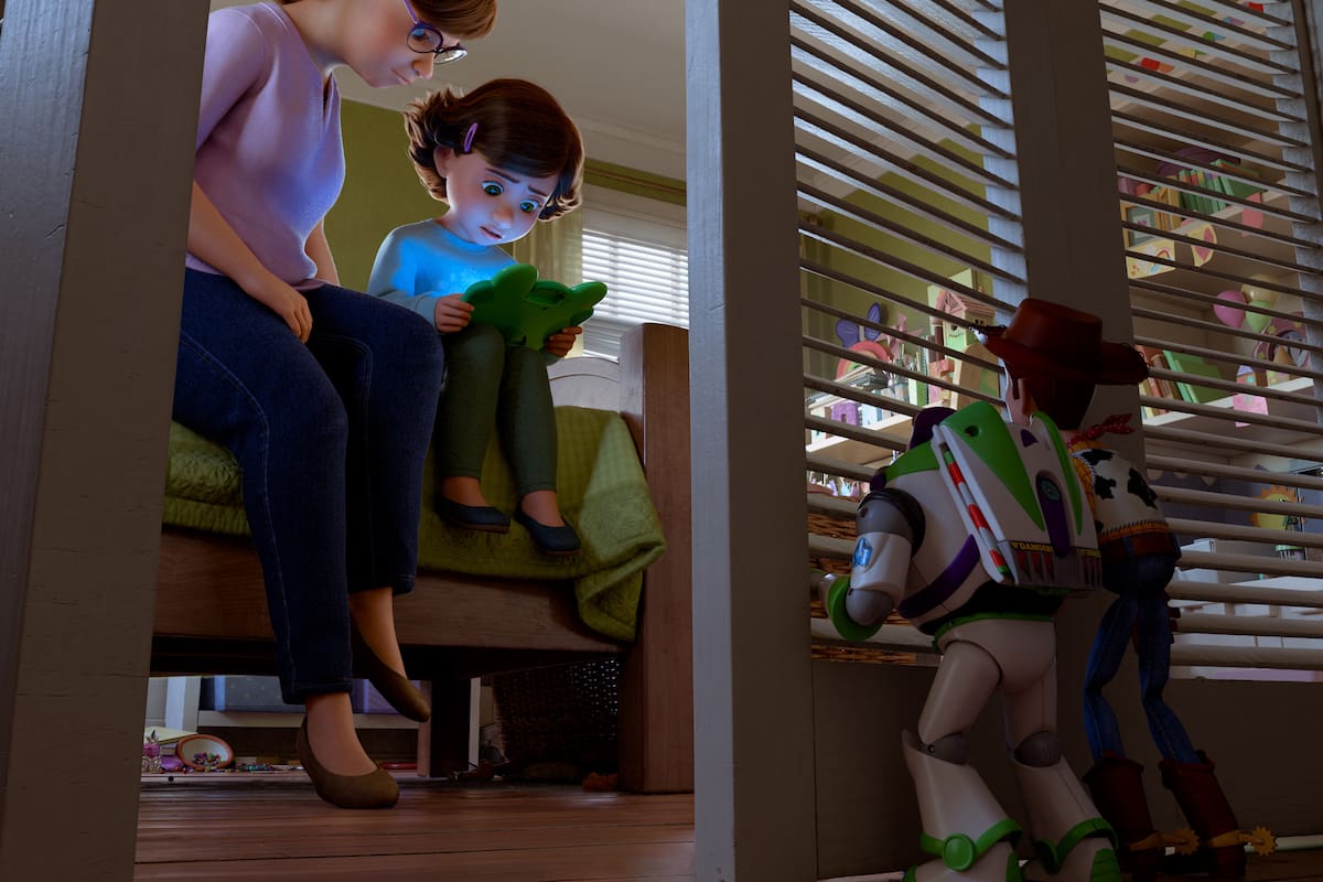 Imagen cedida por Walt Disney Studios que muestra un fragmento de la película 'Toy Story 5'. Un Woody calvo y el aguerrido Buzz Lightyear se reencontrarán para enfrentar a Lilypad, una tableta inteligente que amenaza con dominar la vida de los niños, según muestra el nuevo tráiler de 'Toy Story 5' revelado este jueves. EFE/ Walt Disney Studios /SOLO USO EDITORIAL/ NO VENTAS/ SOLO DISPONIBLE PARA ILUSTRAR LA NOTICIA QUE ACOMPAÑA (CRÉDITO OBLIGATORIO)