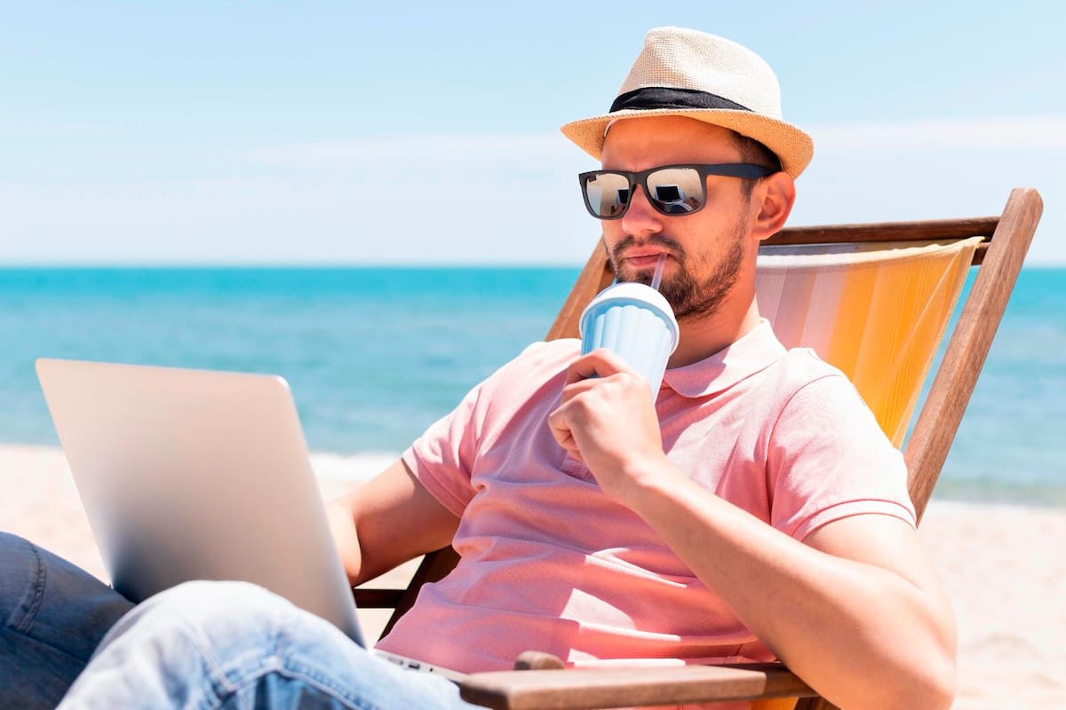 Las “workcations”, un término que nace de la combinación de las palabras en inglés “work” (trabajo) y “vacation” (vacaciones). Freepik / VANGUARDIA