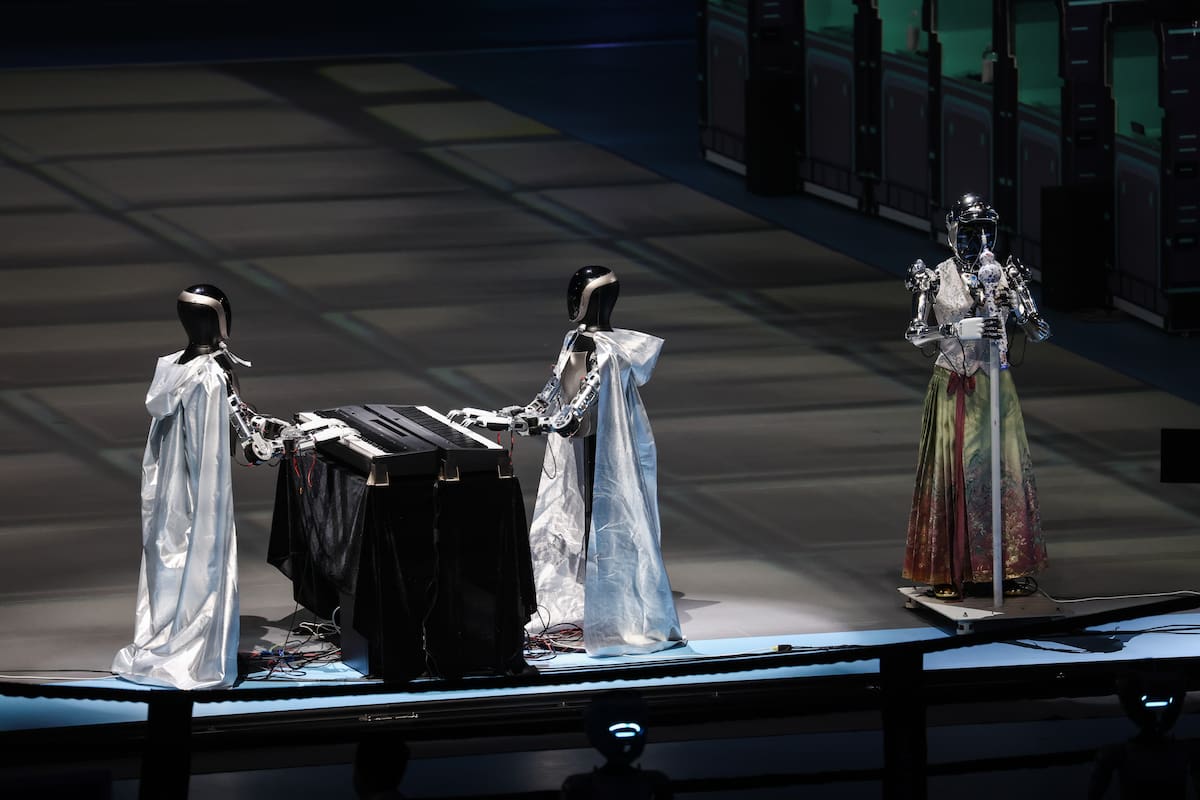 BEIJING (China), 14/08/2025.- Humanoid robots play the piano during the 2025 World Humanoid Robot Games opening ceremony at the National Speed Skating Oval in Beijing, China, 14 August 2025. The 2025 World Humanoid Robot Games will take place over three days from 15 to 17 August. EFE/EPA/WU HAO