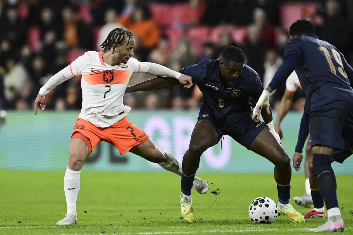 El neerlandés Xavi Simons trata de arrebatarle el balón al ecuatoriano William Pacho, durante el amistoso que disputaron ambas selecciones en Eindhoven, el pasado 31 de marzo. EFE/EPA/OLAF KRAAK