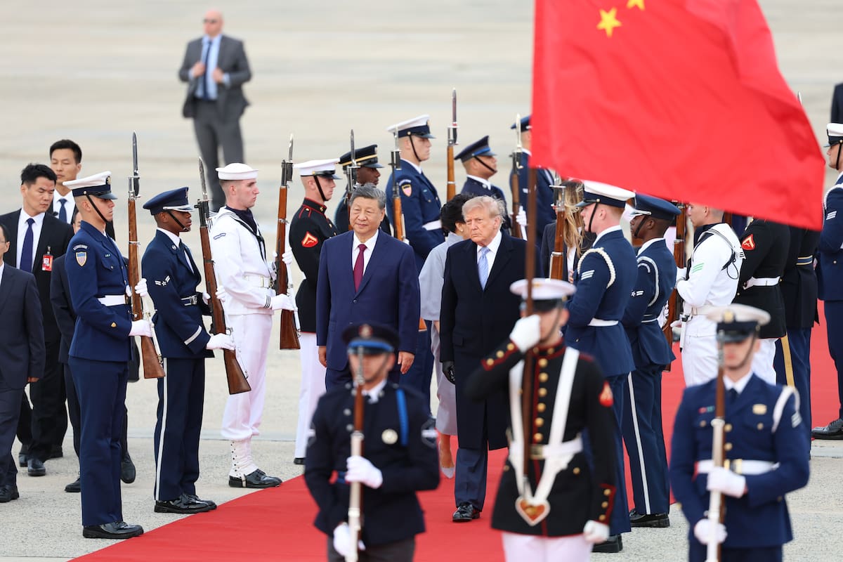 AME017. WASHINGTON (ESTADOS UNIDOS), 23/09/2026.- El presidente de Estados Unidos, Donald Trump, recibe a su homólogo de China, Xi Jinping, en la base aérea Andrews este miércoles, en Washington (Estados Unidos). El mandatario Xi Jinping arribó para su primera visita de Estado a la Casa Blanca en más de una década, donde se reunirá con el mandatario estadounidense, Donald Trump, para intentar aliviar las crecientes tensiones entre las dos potencias. EFE/ Octavio Guzmán