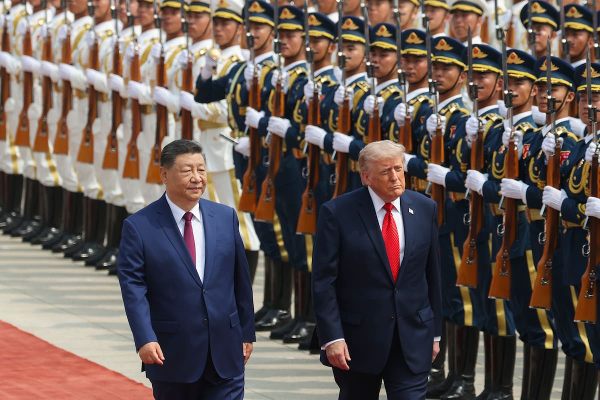 El presidente chino Xi Jinping junto al presidente de EE. UU. Donald Trump. //EFE - Maxim Shemetov.