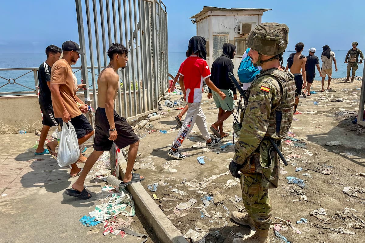 Un número de inmigrantes regresan a pie a su país de origen (Marruecos), este viernes. El número de cadáveres encontrados en las últimas horas en la costa de la ciudad española de Ceuta tras la entrada masiva de personas procedentes de Marruecos asciende ya a 43, informaron a EFE fuentes policiales. Las fuerzas de seguridad y los servicios de emergencia siguen localizando algunos cuerpos de las miles de personas, sobre todo marroquíes y argelinos, que se lanzaron al mar desde las costas marroquíes de Castillejos para intentar alcanzar la costa ceutí a nado en los últimos días; y no se descarta que la cifra continúe aumentando. EFE/ Reduan Dris