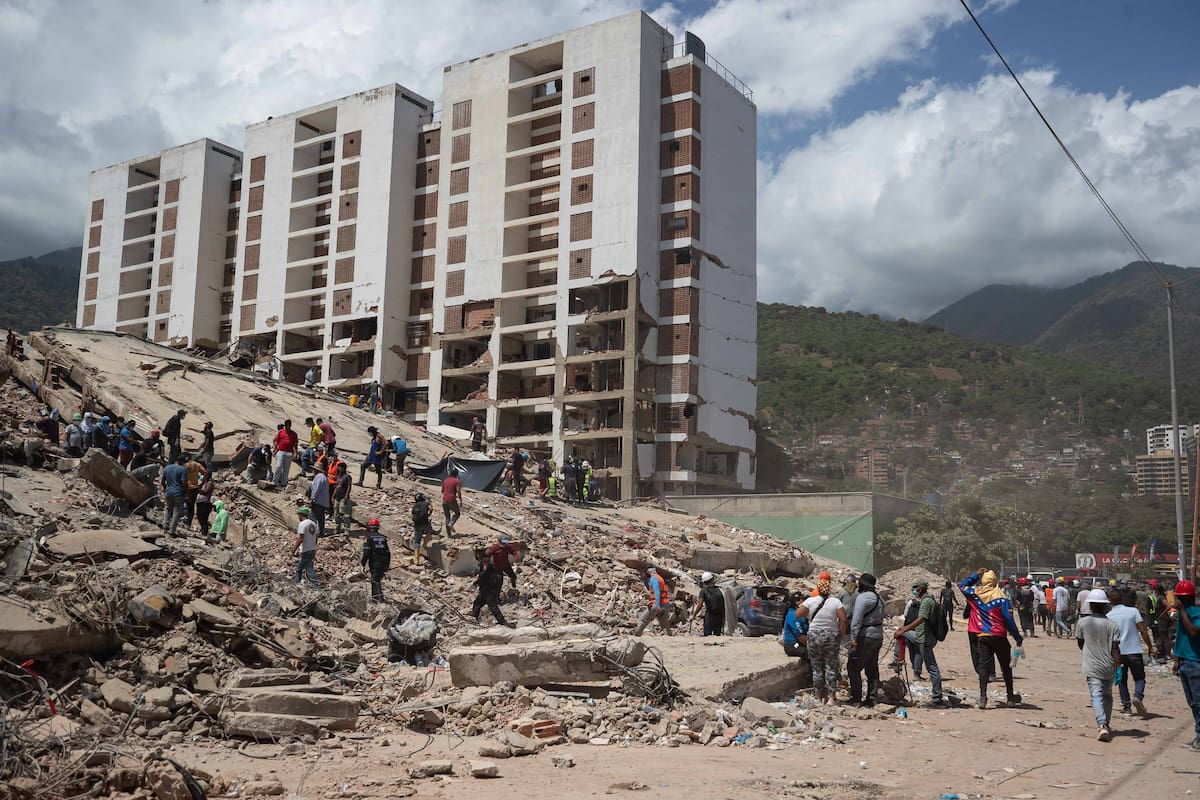 AME5558. LA GUAIRA (VENEZUELA), 29/06/2026.- Voluntarios realizan labores de búsqueda en los escombros de un edificio este lunes, en La Guaira (Venezuela). Han pasado cinco días desde el doble terremoto de magnitud 7,2 y 7,5 que sacudió el norte de Venezuela y los sobrevivientes sienten que ya no les queda nada para vivir en el estado costero La Guaira, el más afectado por el desastre. EFE/ Ronald Peña R