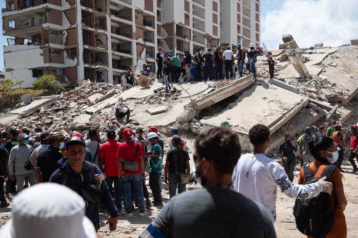 AME5558. LA GUAIRA (VENEZUELA), 29/06/2026.- Voluntarios realizan labores de búsqueda en los escombros de un edificio este lunes, en La Guaira (Venezuela). Han pasado cinco días desde el doble terremoto de magnitud 7,2 y 7,5 que sacudió el norte de Venezuela y los sobrevivientes sienten que ya no les queda nada para vivir en el estado costero La Guaira, el más afectado por el desastre. EFE/ Ronald Peña R