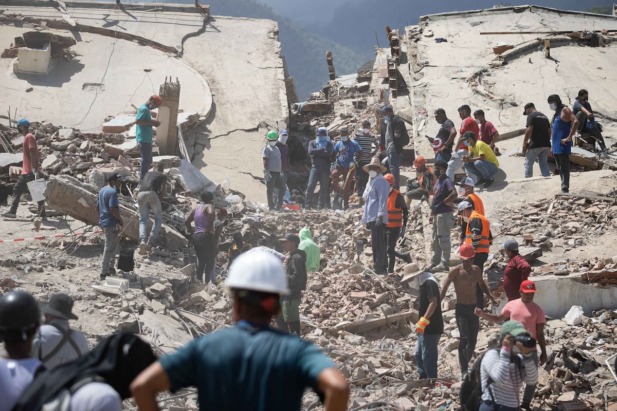 AME5558. LA GUAIRA (VENEZUELA), 29/06/2026.- Voluntarios realizan labores de búsqueda en los escombros de un edificio este lunes, en La Guaira (Venezuela). Han pasado cinco días desde el doble terremoto de magnitud 7,2 y 7,5 que sacudió el norte de Venezuela y los sobrevivientes sienten que ya no les queda nada para vivir en el estado costero La Guaira, el más afectado por el desastre. EFE/ Ronald Peña R