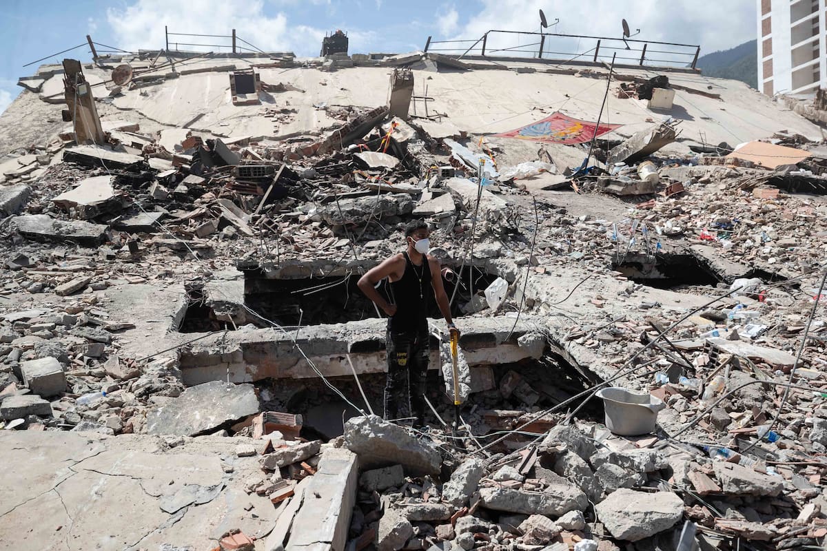 AME5558. LA GUAIRA (VENEZUELA), 29/06/2026.- Una persona observa los escombros de un edificio este lunes, en La Guaira (Venezuela). Han pasado cinco días desde el doble terremoto de magnitud 7,2 y 7,5 que sacudió el norte de Venezuela y los sobrevivientes sienten que ya no les queda nada para vivir en el estado costero La Guaira, el más afectado por el desastre. EFE/ Ronald Peña R