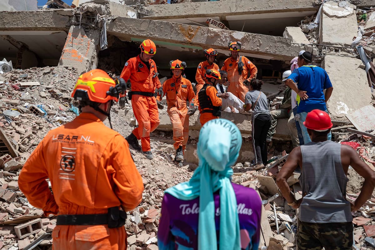 AME5558. LA GUAIRA (VENEZUELA), 29/06/2026.- Integrantes de equipos de rescate de Países Bajos realizan labores de búsqueda en los escombros de un edificio este lunes, en La Guaira (Venezuela). Han pasado cinco días desde el doble terremoto de magnitud 7,2 y 7,5 que sacudió el norte de Venezuela y los sobrevivientes sienten que ya no les queda nada para vivir en el estado costero La Guaira, el más afectado por el desastre. EFE/ Ronald Peña R