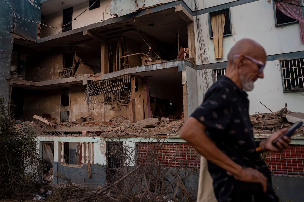 Fotografía que muestra un edificio afectado por un explosivo, este domingo en Catia La Mar (Venezuela). Algunos residentes de viviendas alcanzadas por los ataques de Estados Unidos contra varias zonas de Venezuela, incluida Caracas, dijeron a EFE que esta experiencia no se les olvidará "nunca" e incluso admitieron haber rememorado imágenes de Gaza, el territorio que sufrió por más de un año de bombardeos constantes de Israel. EFE/ Miguel Gutiérrez