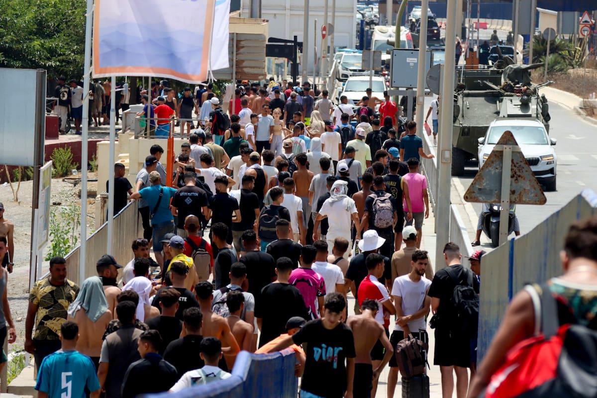 CEUTA, 31/07/2026.- Un número de inmigrantes en suelo español en Ceuta, este viernes. El número de cadáveres encontrados en las últimas horas en la costa de la ciudad española de Ceuta tras la entrada masiva de personas procedentes de Marruecos asciende ya a 43, informaron a EFE fuentes policiales. Las fuerzas de seguridad y los servicios de emergencia siguen localizando algunos cuerpos de las miles de personas, sobre todo marroquíes y argelinos, que se lanzaron al mar desde las costas marroquíes de Castillejos para intentar alcanzar la costa ceutí a nado en los últimos días; y no se descarta que la cifra continúe aumentando. EFE/ Reduan Dris