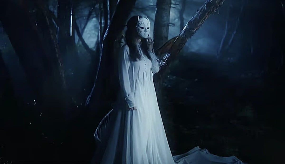 AMC+ lanza un nuevo tráiler de la serie Yaga, que adapta la obra de Kat Sandler, trasladando el oscuro folclore de la bruja Baba Yaga a un misterioso pueblo costero actual.