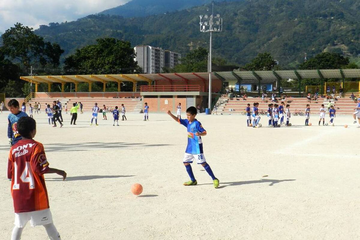 La comunidad deportiva ahora sí puede aprovechar el juego en horas nocturnas, para su entrenamiento en la cancha Municipal, gracias a la puesta en servicio del alumbrado en este escenario. (Foto: Édgar Omar Bustos A./ VANGUARDIA LIBERAL )
