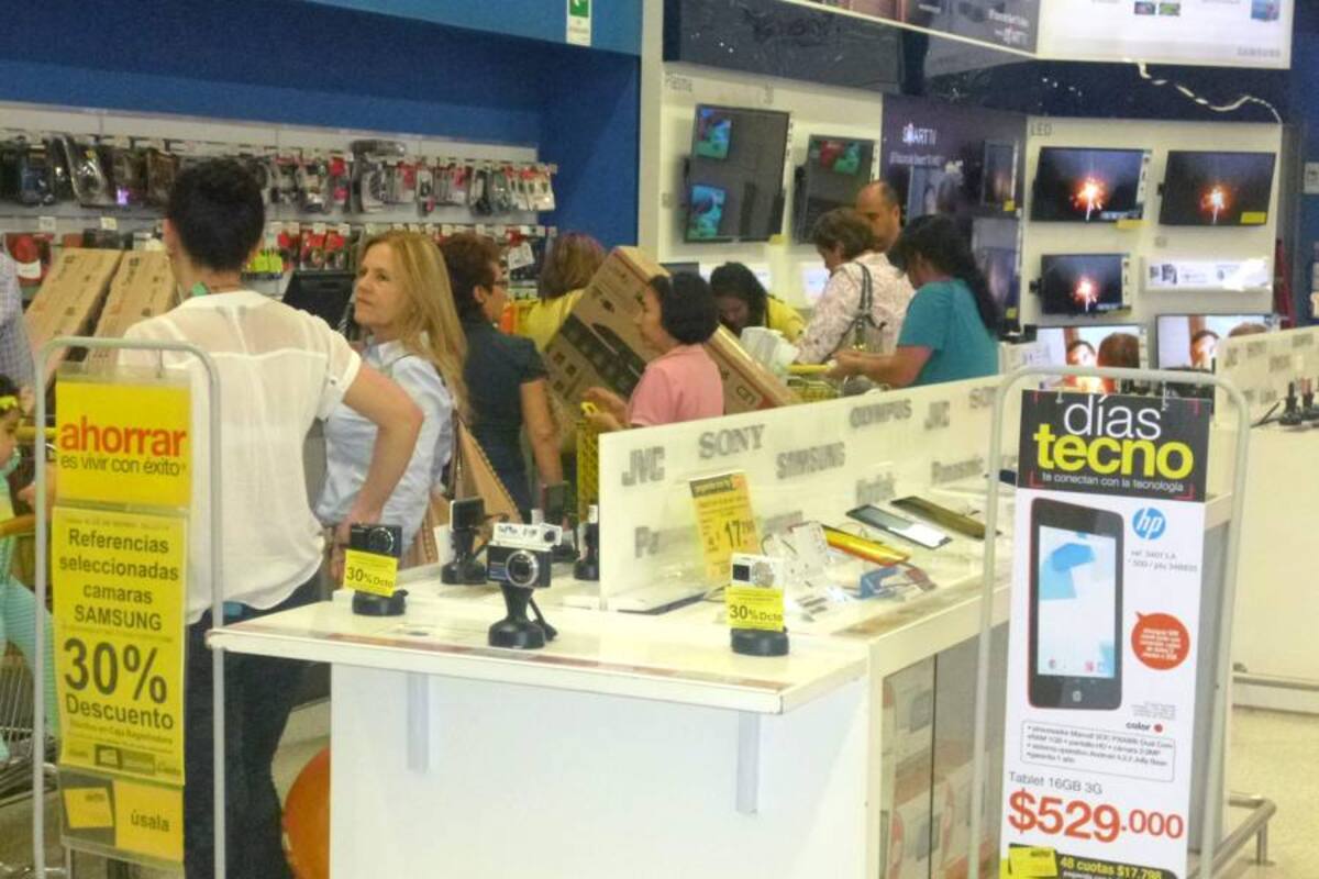Muy temprano, a las 6:30 a.m., se abrieron las puertas de los almacenes Éxito Oriental (Centro Comercial Cacique) y el de Piedecuesta, en el marco de la jornada denominada: ‘Madrugón’. (Foto: / VANGUARDIA LIBERAL)