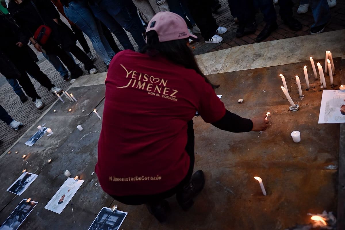 Seguidores de Yeison Jiménez se congregan frente al Campín con emotivo homenaje. | Foto: Colprensa