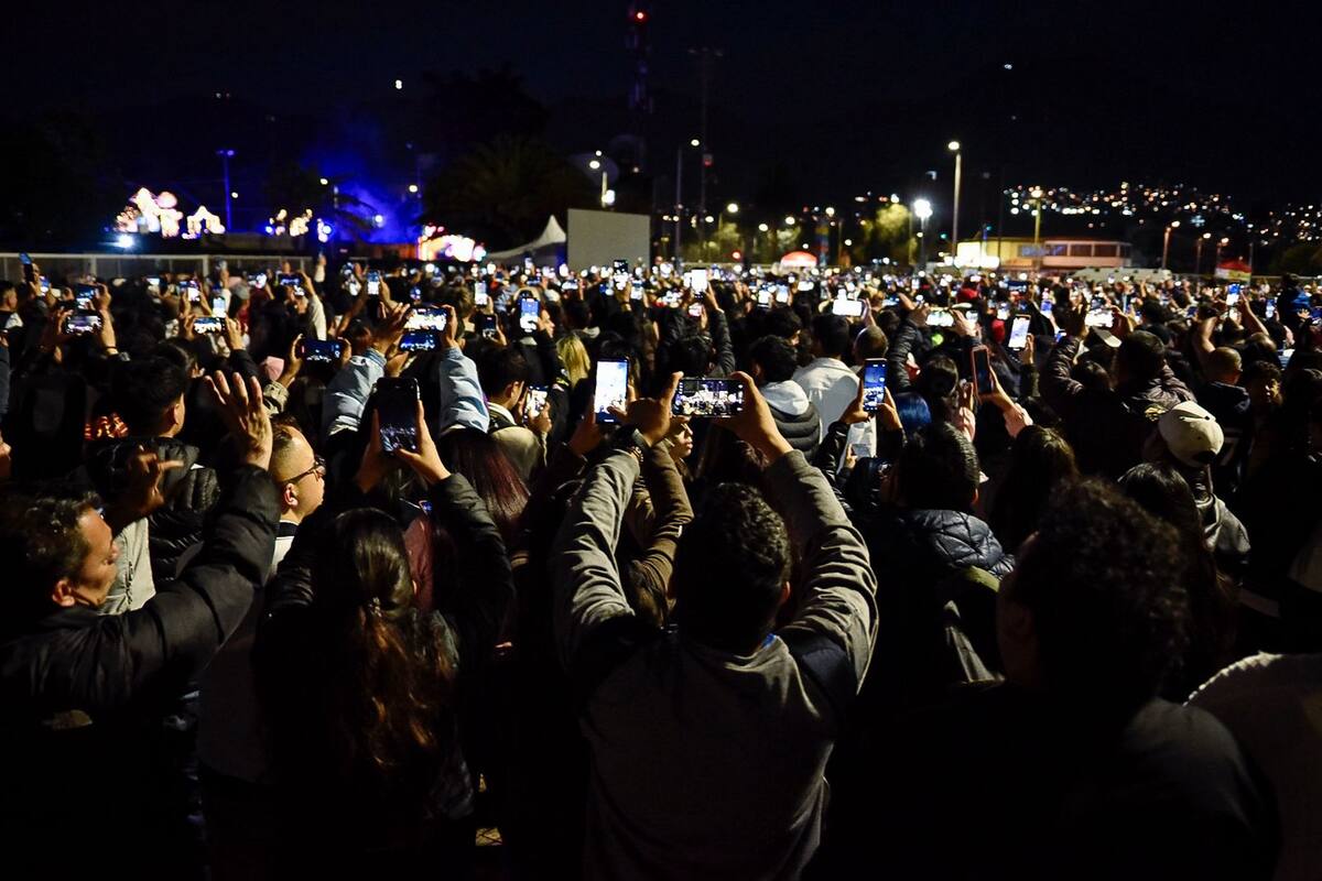 Seguidores de Yeison Jiménez se congregan frente al Campín con emotivo homenaje. | Foto: Colprensa