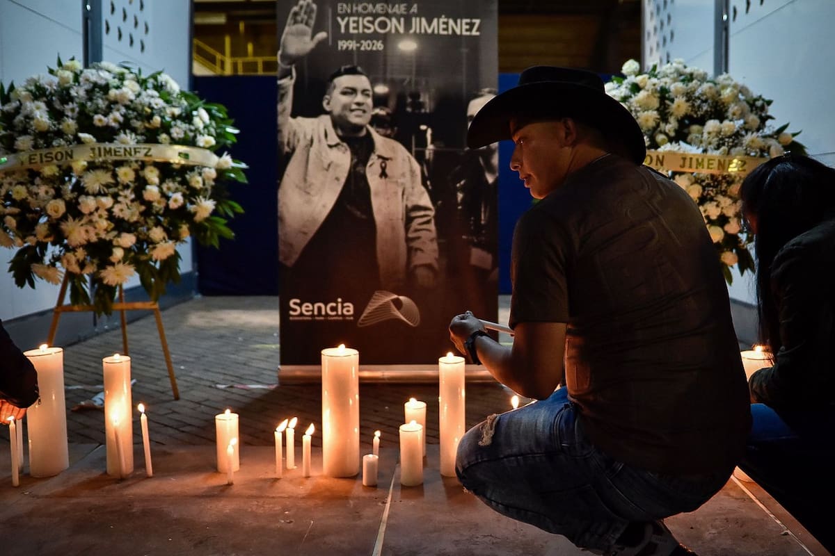 Seguidores de Yeison Jiménez se congregan frente al Campín con emotivo homenaje. | Foto: Colprensa