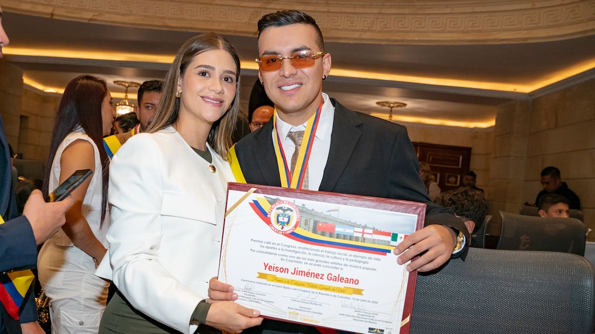 Yeison Jiménez condecorado por el Congreso de la República. (Colprensa-Oficina Paola España).