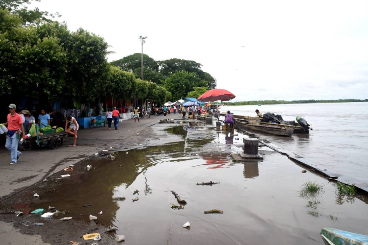 Este era el panorama que se registraba ayer en inmediaciones del sector de El Muelle en Barrancabermeja. Los comerciantes ya mostraban su cara larga. (Foto: Edgar Pernett S./VANGUARDIA LIBERAL)