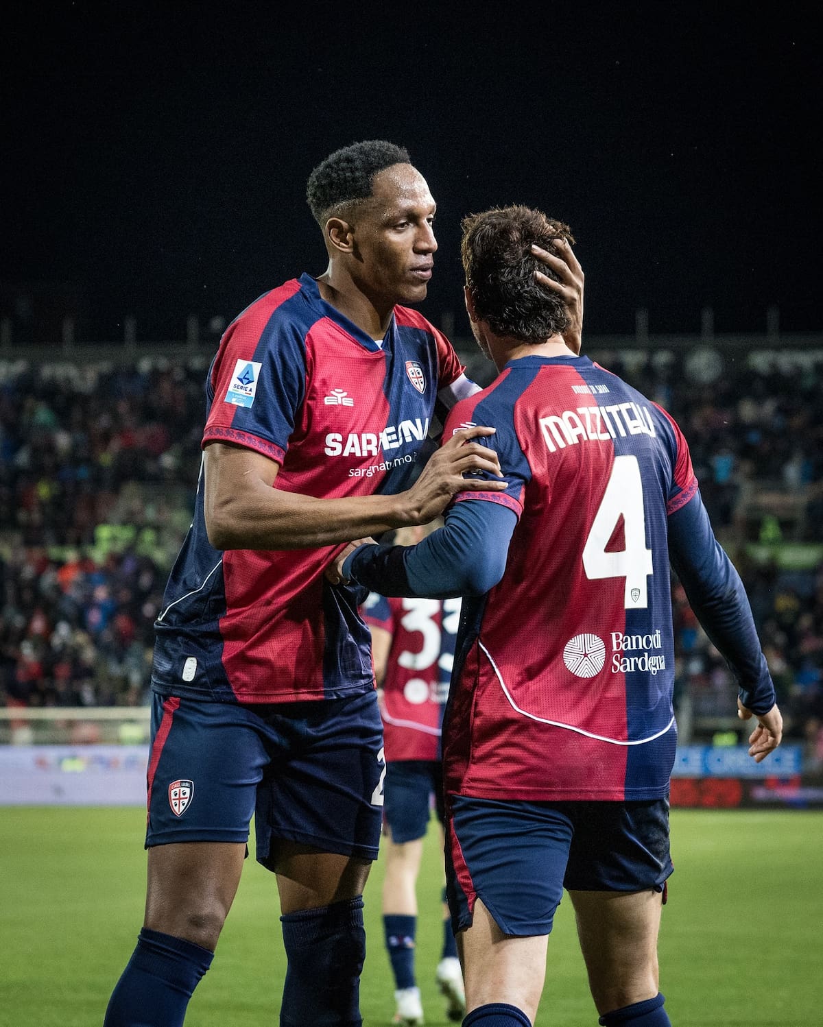 El entrenador del Cagliari confesó que el defensor colombiano Yerry Mina presenta una lesión de rodilla. Foto: Cagliari.