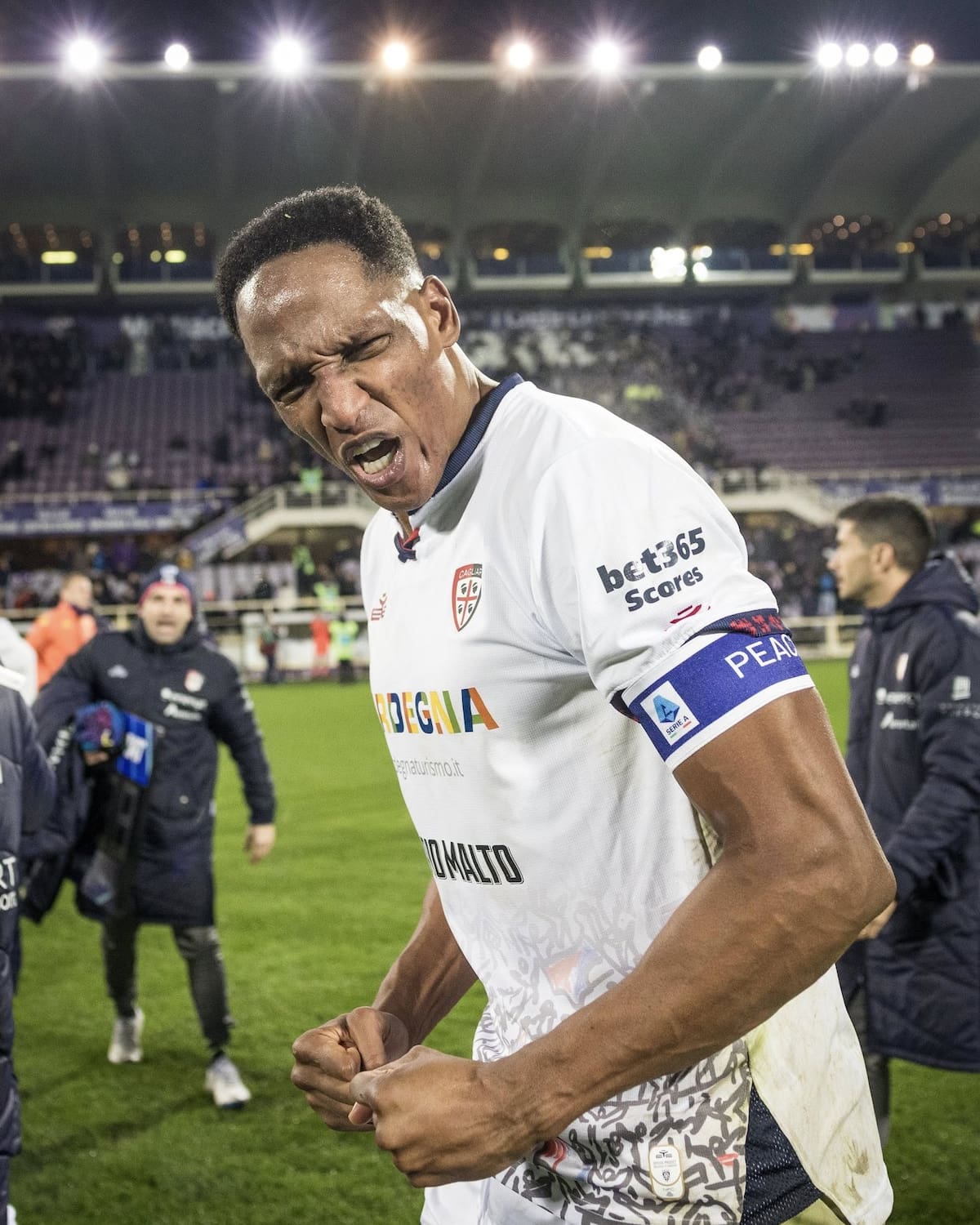 El entrenador del Cagliari confesó que el defensor colombiano Yerry Mina presenta una lesión de rodilla. Foto: Cagliari.