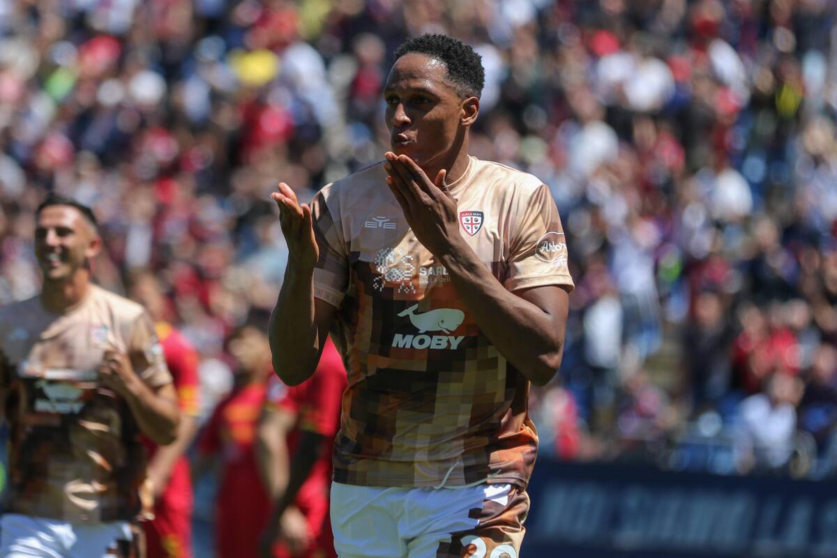 Yerry Mina celebra una de sus anotaciones a favor del Cagliari en la Serie A.