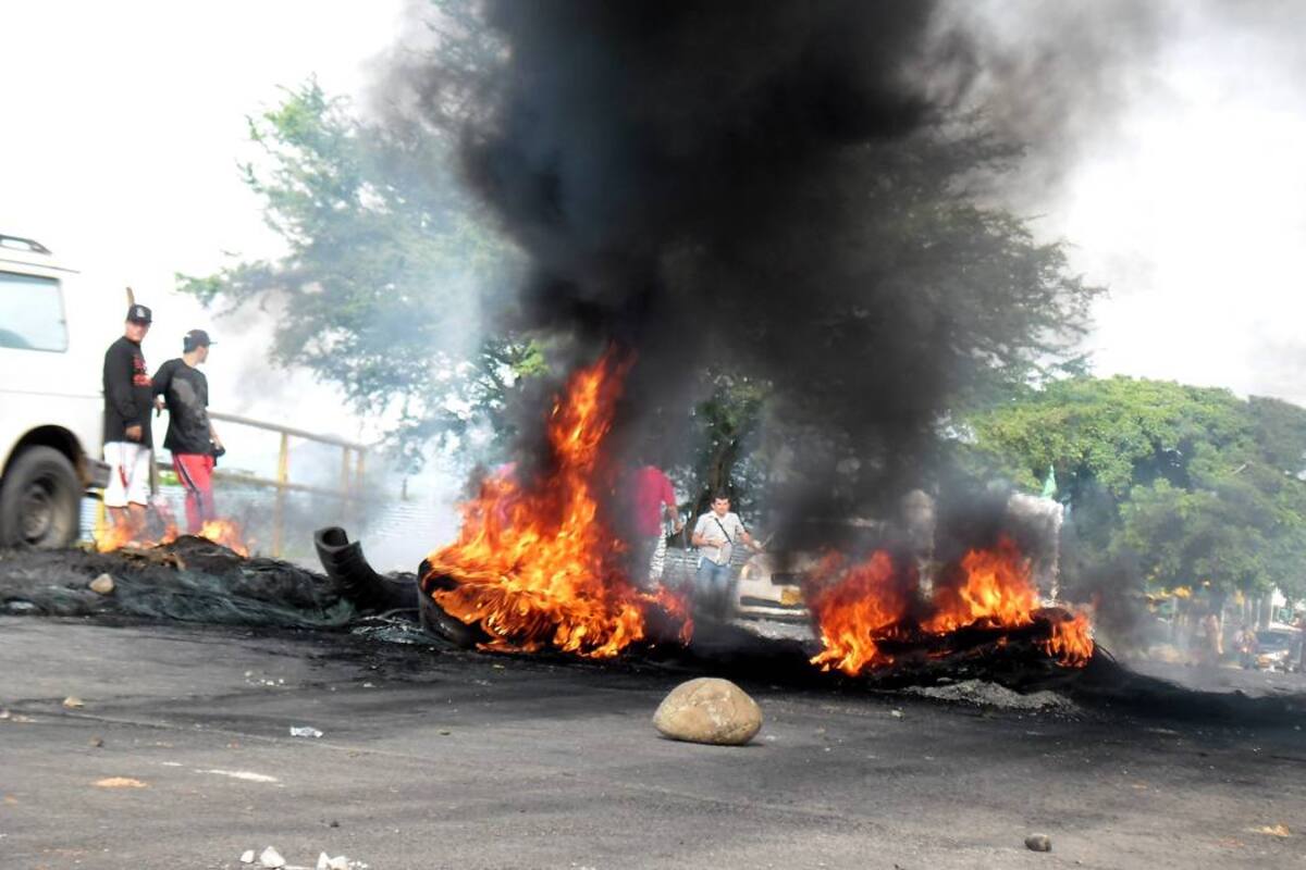 El paro cívico en Yopal, capital del departamento de Casanare, continúa, pues la comunidad asegura que lleva tres años sin agua potable. (Foto: Colprensa/ VANGUARDIA LIBERAL)