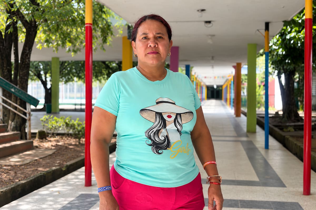 Yuli Velásquez, presidenta de Fedepesan y Defensora del Año del Premio Nacional de Derechos Humanos 2026, durante la entrevista en la que habló sobre la muerte de cuatro manatíes en los caños San Silvestre y Rosario.
Lesly Cifuentes/Vanguardia