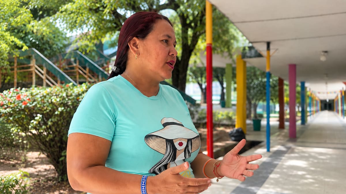 Yuli Velásquez, presidenta de Fedepesan y Defensora del Año del Premio Nacional de Derechos Humanos 2026, durante la entrevista en la que habló sobre la muerte de cuatro manatíes en los caños San Silvestre y Rosario.
Lesly Cifuentes/Vanguardia